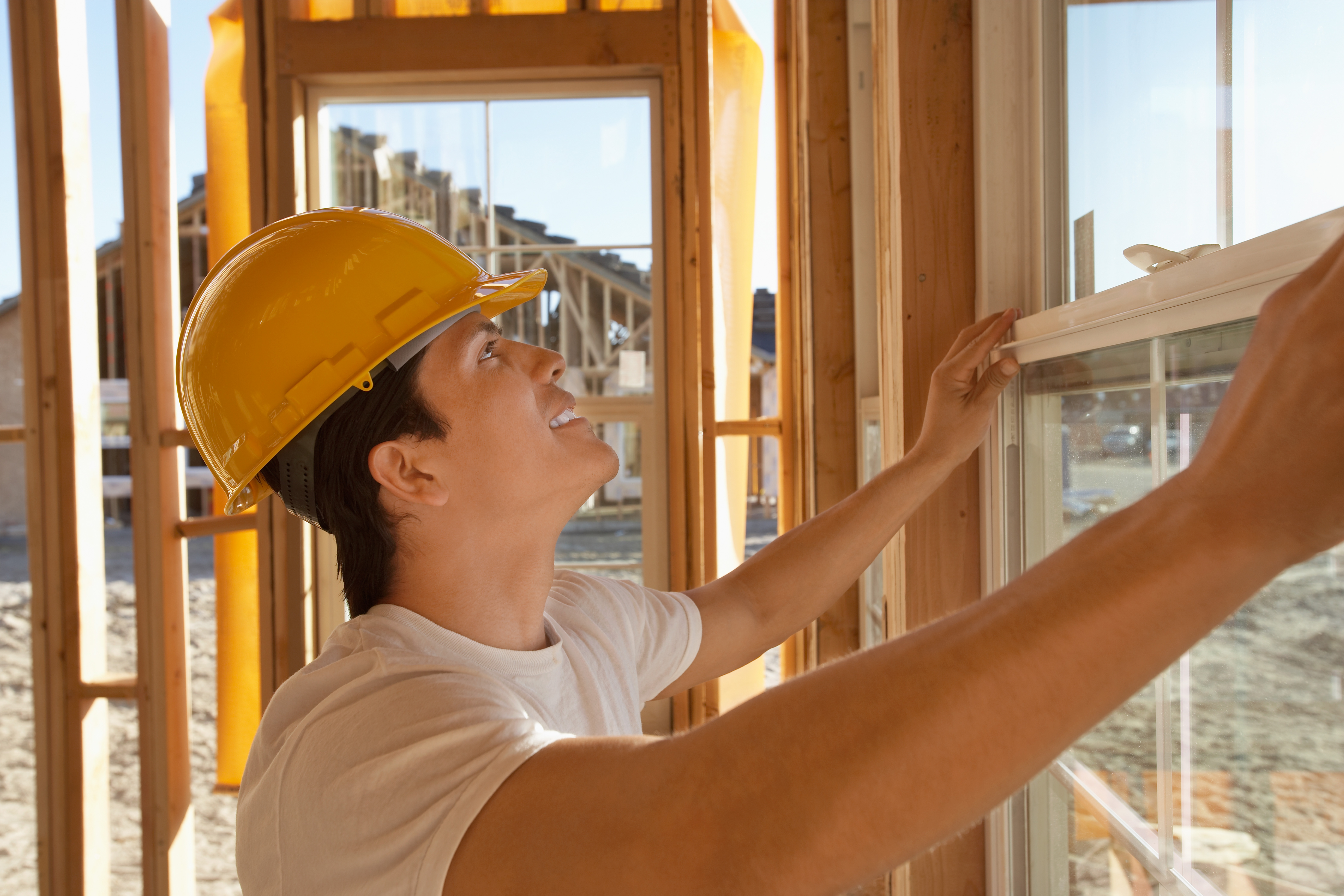 Window installer. Монтажник окон. Строитель у пластикового окна. Стройка окна. Установщик окон на стройке.